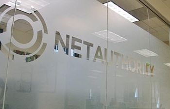 Decal mờ dán vách kính văn phòng