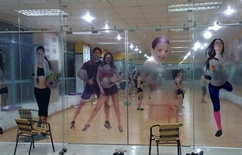 Decal trong suốt in màu dán vách kính